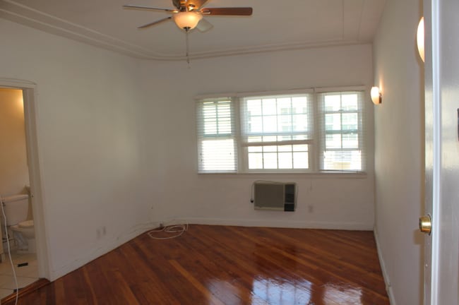 Building Photo - 638 S Cloverdale Ave