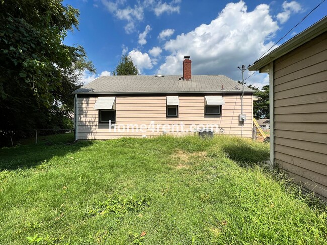 Building Photo - Cozy Ranch Style Home in KCMO w/ Wood Floors and a Fenced in Yard!