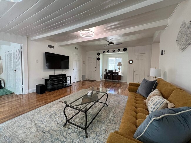 Building Photo - 817 Cypress Dr