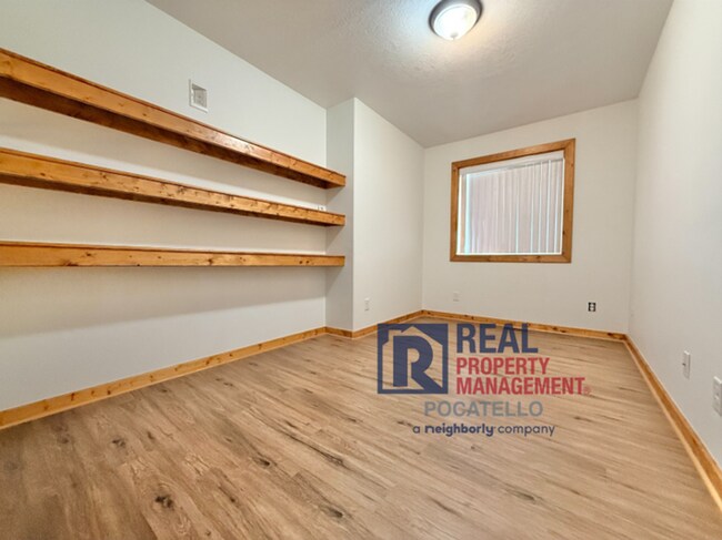 Building Photo - 13355 N Dekay Rd