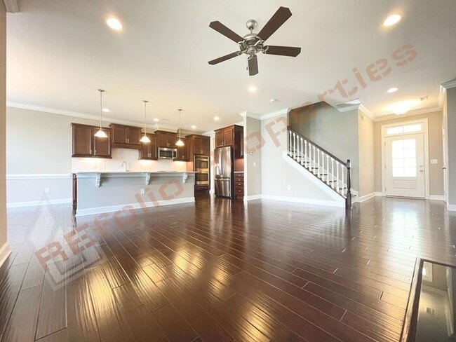 Building Photo - Beautiful 3 Bedroom Townhome with 3rd Floo...