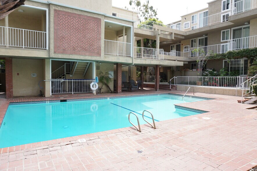 Building Photo - 4610 Densmore Ave