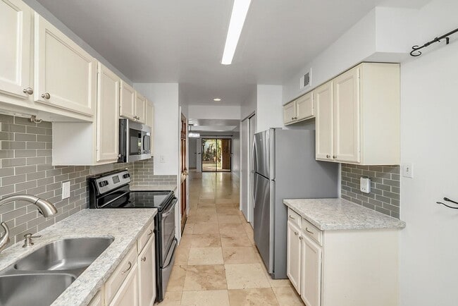 Building Photo - Charming 2-Bedroom, 2-Bath Condo in the He...