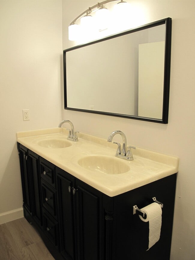 Building Photo - 1102 North Dr