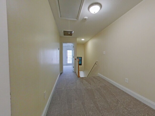 Building Photo - Available NOW- West Augusta Townhome with garage