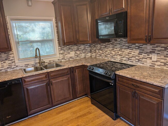 Building Photo - Cozy Ranch Style home located in the Matthews Park community.