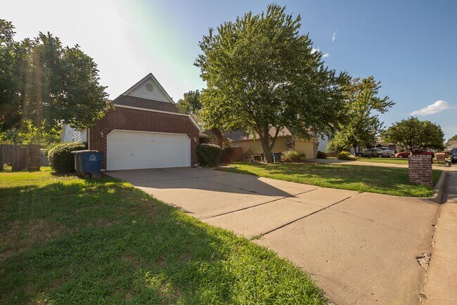 Building Photo - Charming 3 bedroom home with cozy fireplac...