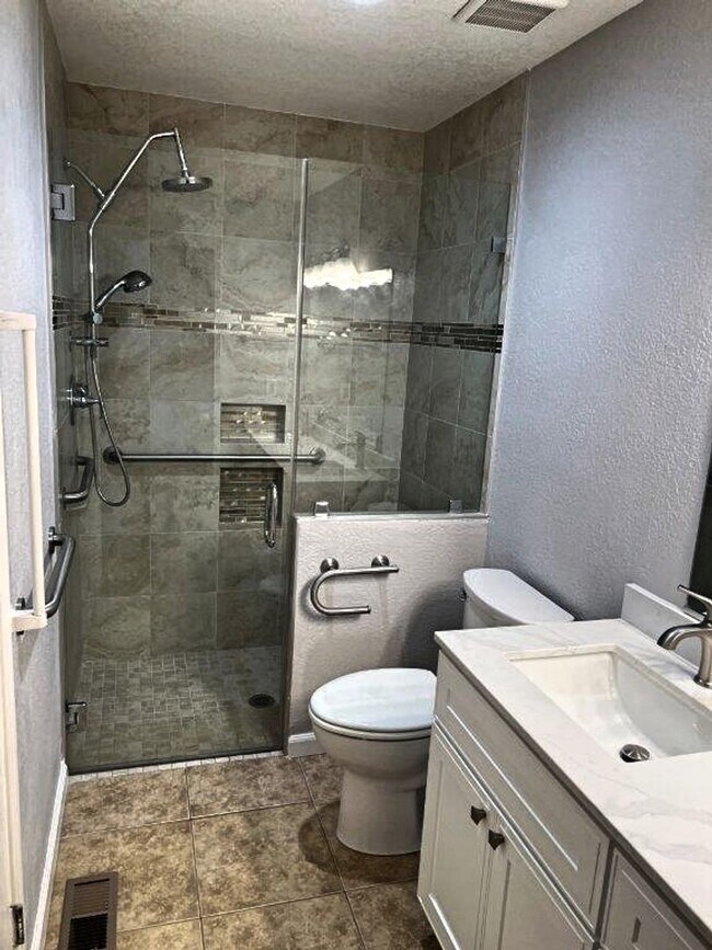 Building Photo - Remodeled Beautiful 2 Bedroom Senior Duple...