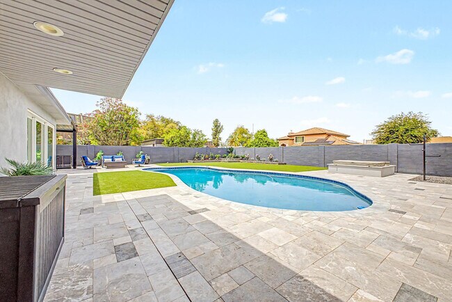 Building Photo - 2800 S Bala Dr