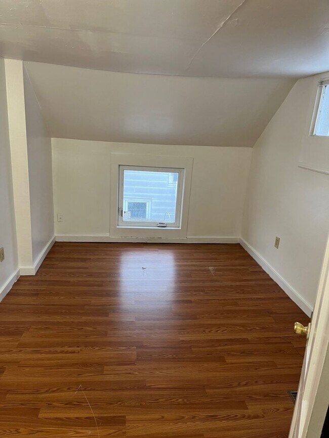 Building Photo - 15-17-17 Peru St