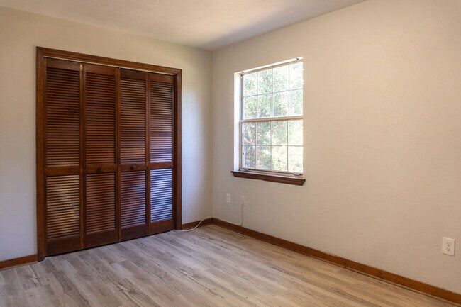 Building Photo - 1521 Cinnamon Bear Cir