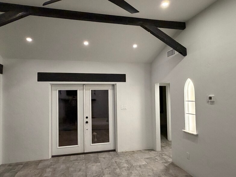 Building Photo - 3981 E Desmond Ln