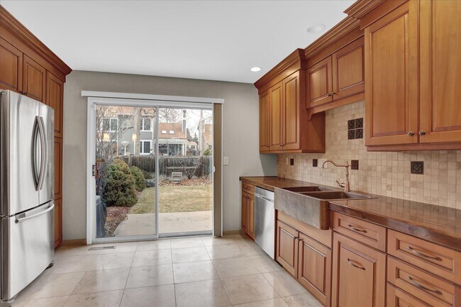 Building Photo - Indian Creek 2 Bedroom, 2 Bathroom Townhom...