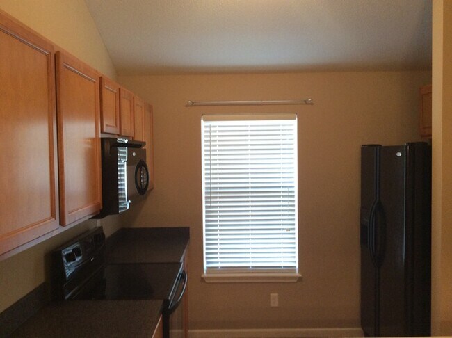 Building Photo - Beautiful Condo in North Kansas City School District!