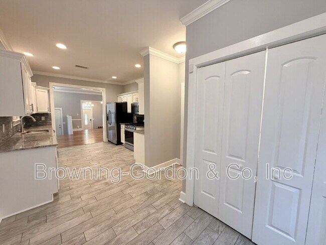 Building Photo - 1113 Pennock Ave