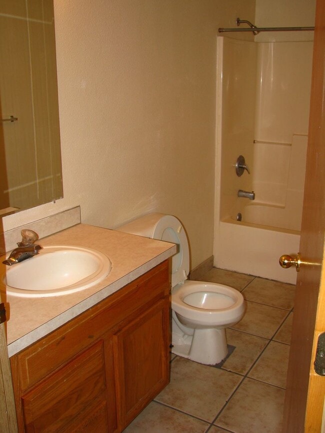 Building Photo - Two Bedroom Duplex in South Salem