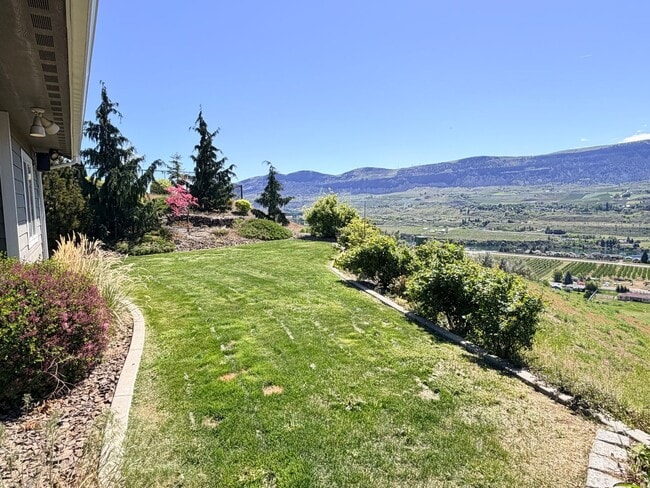 Building Photo - Luxury, golf course living with VIEWS! 3+ bed, 3 bath, three car garage and so much more!