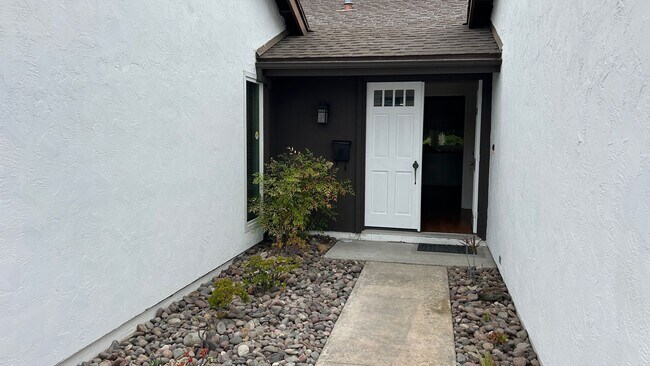 Building Photo - Charming 3-Bed, 2-Bath Home with Spacious ...