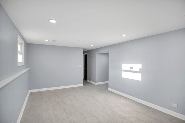 Building Photo - 7031 Glenwood Ln