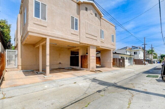 Building Photo - 1939 Felspar St