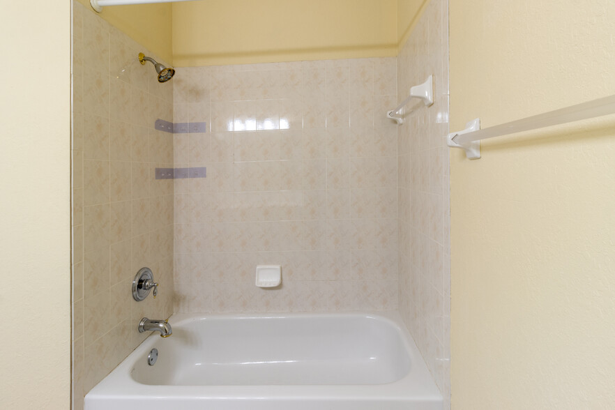 3rd level hall bath - 3409 10th Ln W