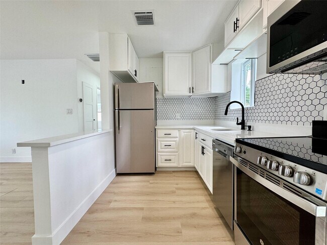 Building Photo - 1008 Mango Isle