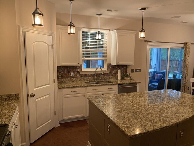 Building Photo - Unique opportunity -- with POOL!