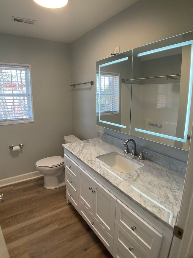 Building Photo - Modern Comfort and Convenience in the Heart of Durham