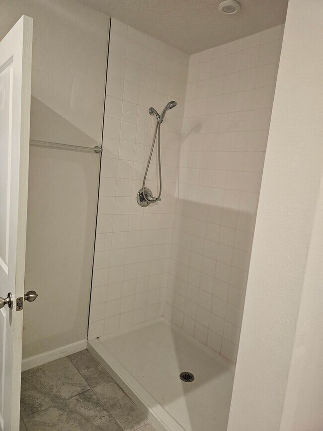 Building Photo - 3 bed 2 bath single family home