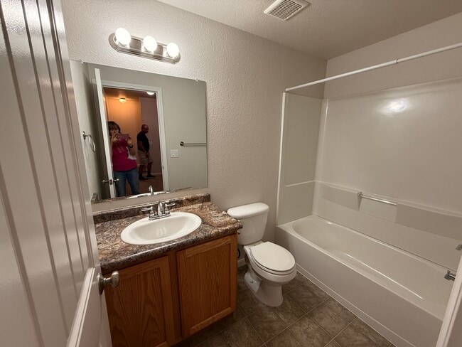 Building Photo - 4 Bedroom, 3.5 Bathroom Townhome in Cheyen...