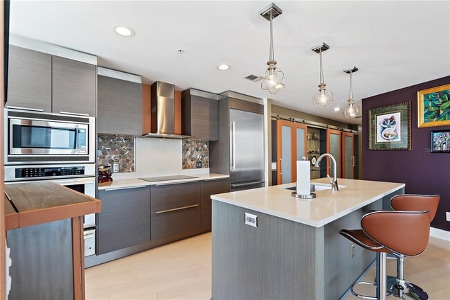 Building Photo - 175 1st St S