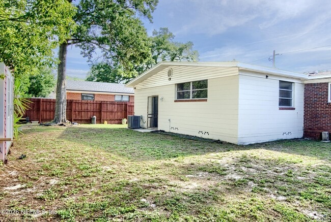 Building Photo - 1370 Labelle St