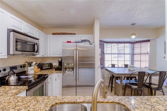 Building Photo - 11415 Lakeview Dr