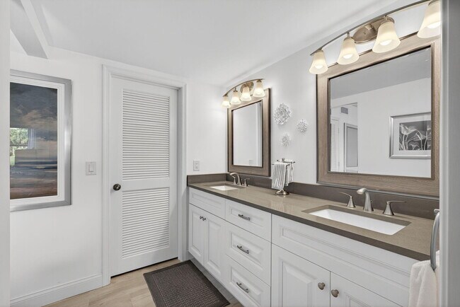 Building Photo - 16997 Waterbend Dr