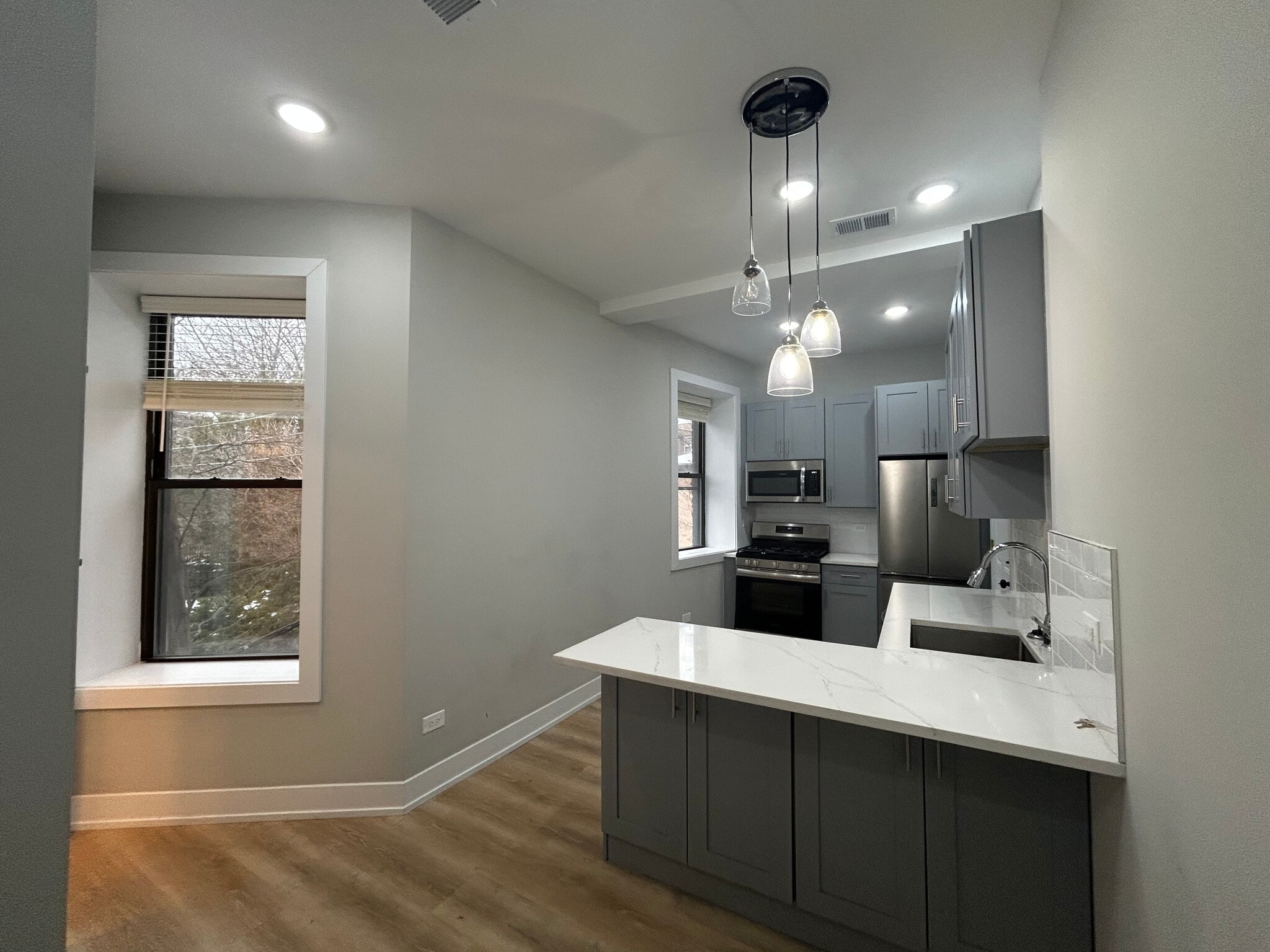 Building Photo - 423 W Belden Ave