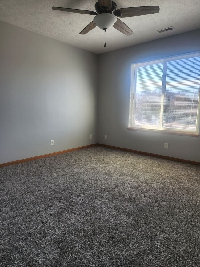 Building Photo - South Lincoln Townhouse with 4 bedrooms, 2 1/2 baths, and 2 stall garage.