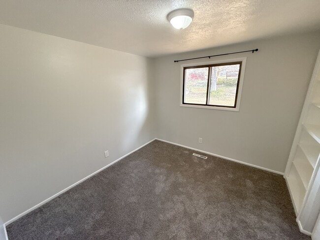 Building Photo - 3 Bedroom, 2 bath house in Moyina Heights