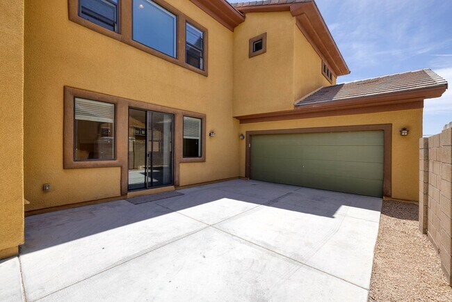 Building Photo - GATED NW HOME - 4 BEDROOMS W/ 1 BED AND BA...