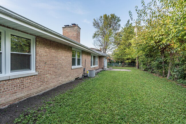 Building Photo - 6811 N Kenneth Ave