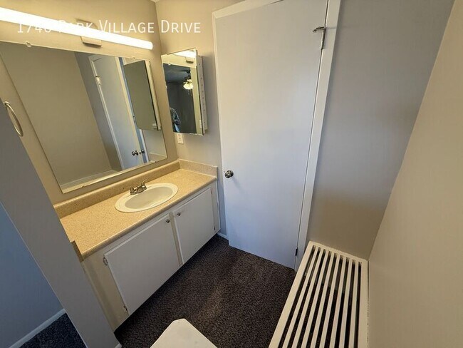 Building Photo - 1740 Park Village Dr