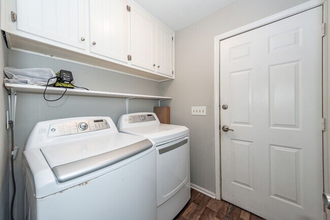 Building Photo - 4 Bedroom, 2.5 Bathroom Home in Tall Pines...