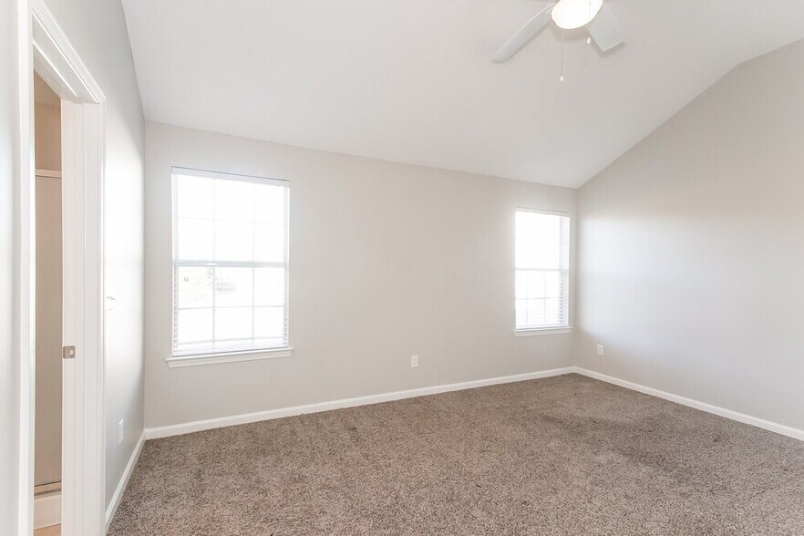 Building Photo - 1883 Roble Dr