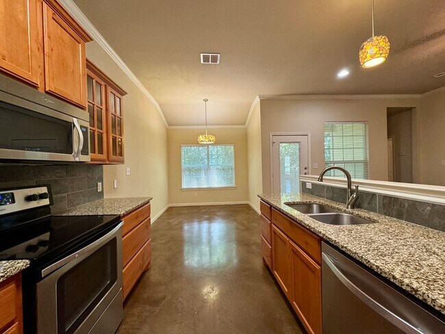Building Photo - Savannah Court Luxury Townhomes *Leasing S...
