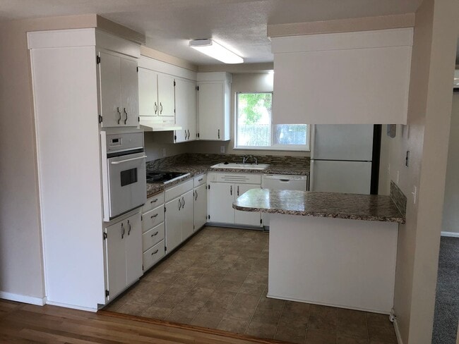 Building Photo - Updated 3 bedroom 1 1/2 bath home in a gre...