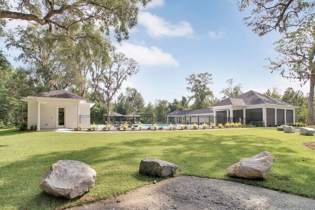 Building Photo - 4 Bed/2.5 Bath in The Commons