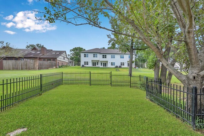 Building Photo - 12247 Trail Hollow Dr