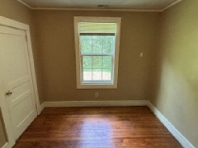 Building Photo - 147-B Center Street