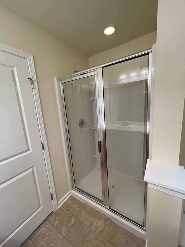 Building Photo - Gorgeous 3 BD/ 2.5 BA Townhouse Available ...