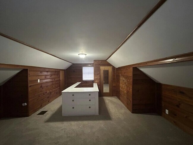 Building Photo - Charming Detroit Bungalow