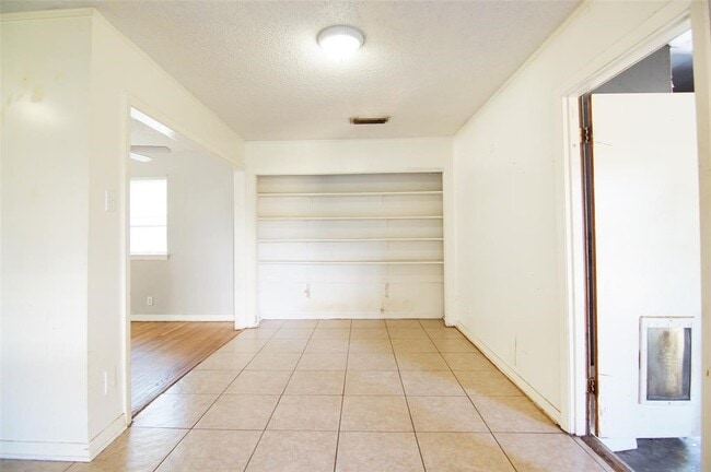 Building Photo - 4048 Newshire Dr